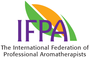 Eva Ruth González, porfesora de Aromaterapia de la Escuela Amaris Natural, está certificada por la IFPA. Logo de la Federación internacional de aromaterapeutas IFPA