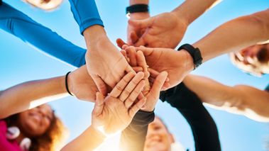 Todas las actividades de nuestro Club Amaris Natural, la membresía de la escuela para los amantes de las Terapias Naturales Manos todas juntas, para demostrar Comunidad y unión.